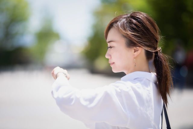 NEW
10/14 (火)
「8時10分前」は何時何分のこと?世代による感覚の違い。円滑なコミュニケ…
林 慶子(マナー講師)19 腕時計を見る女性