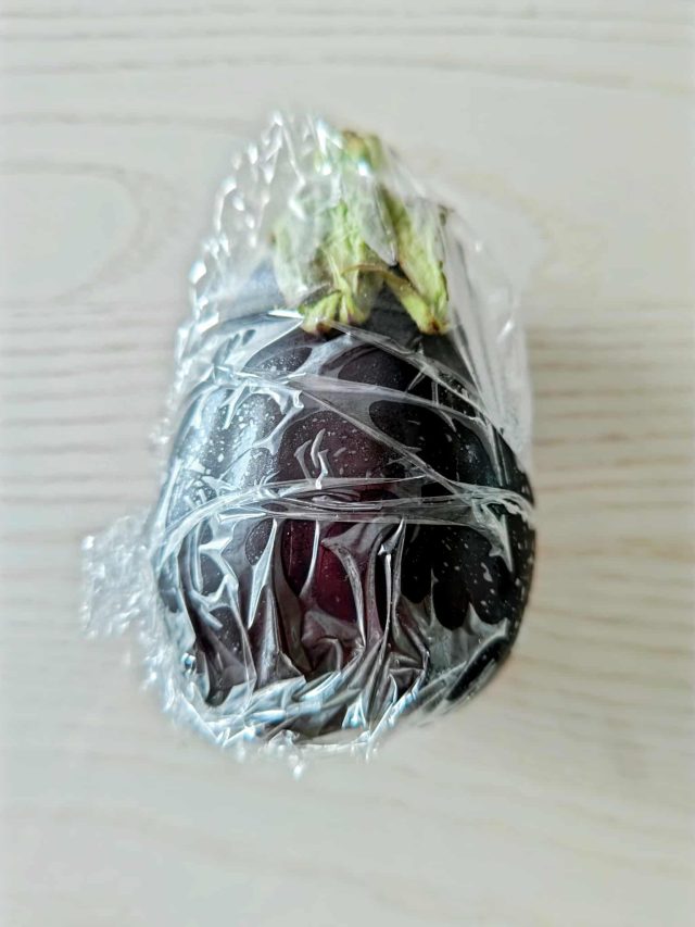 ナスをラップで包む