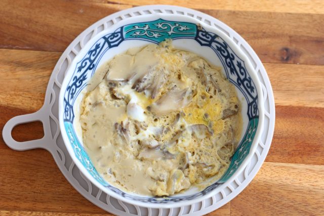 溶き卵を入れる