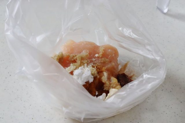 ポリ袋に入れた鶏ひき肉と調味料