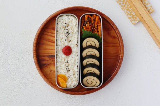 「鶏ひき肉の海苔巻き」「にんじんの塩昆布和え」2品弁当