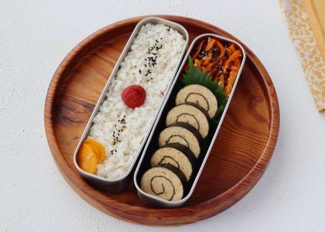 「鶏ひき肉の海苔巻き」「にんじんの塩昆布和え」2品弁当