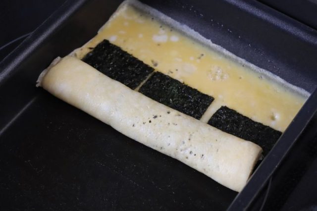 巻いている卵焼き