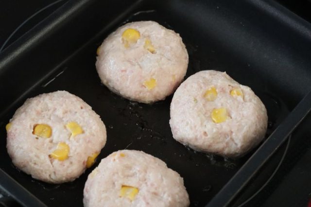 4つ並べたコーン入り照り焼きハンバーグ