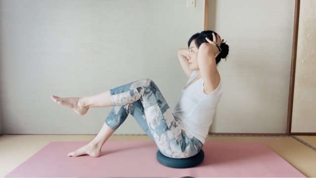 両手を後頭部に添える