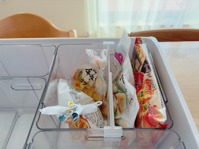 冷凍食品を立てて収納 伸縮式仕切り板