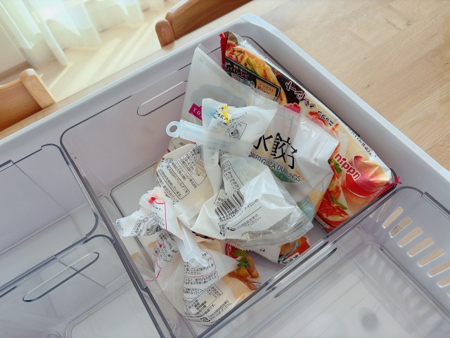 冷凍食品を立てて収納 伸縮式仕切り板