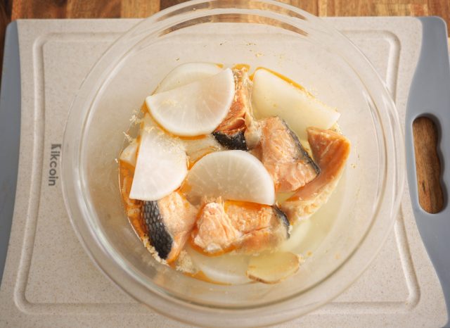 ボウルに入った鮭と大根