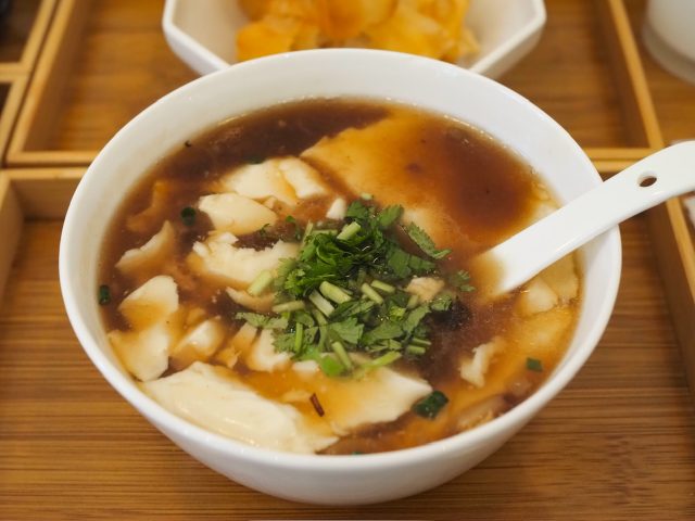 豆腐スープにパクチー
