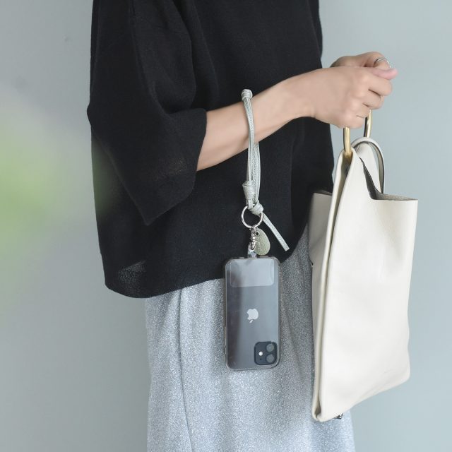 NEW
BLOG
10/16 (木)
手首ぶら~んで快適に!シンプルで使いやすい「本革スマホストラップ」【ス…
アンジェ web shop6 https://asajikan.jp/article/スマホストラップ