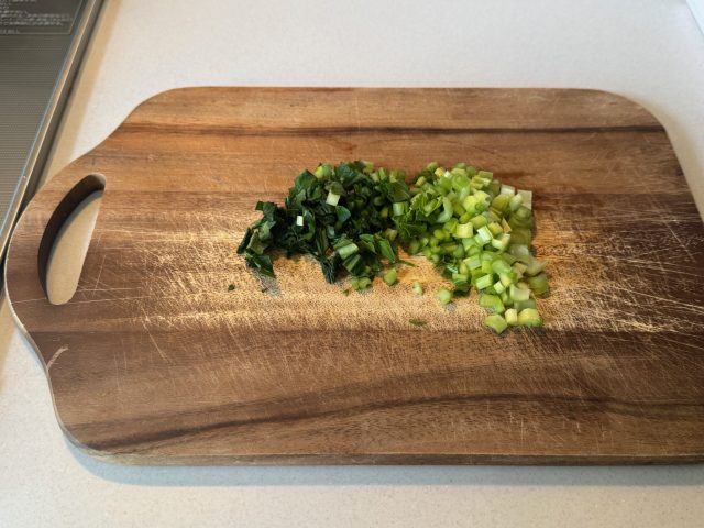 小松菜を0.5cm幅に切る