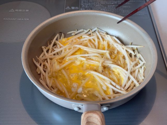 卵を加えて炒める様子