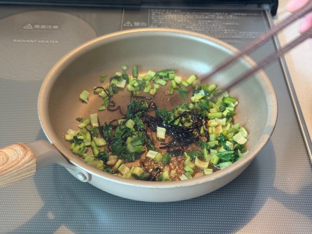 フライパンで小松菜を炒める