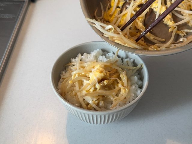 完成したもやし卵とじ丼