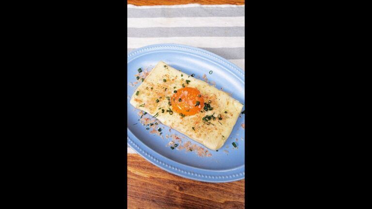 【正月余り餅の最強アレンジ！】サクもちトロ〜！油揚げピザに照りたま落としたら世界変わった / 'Fried Tofu' Pizza