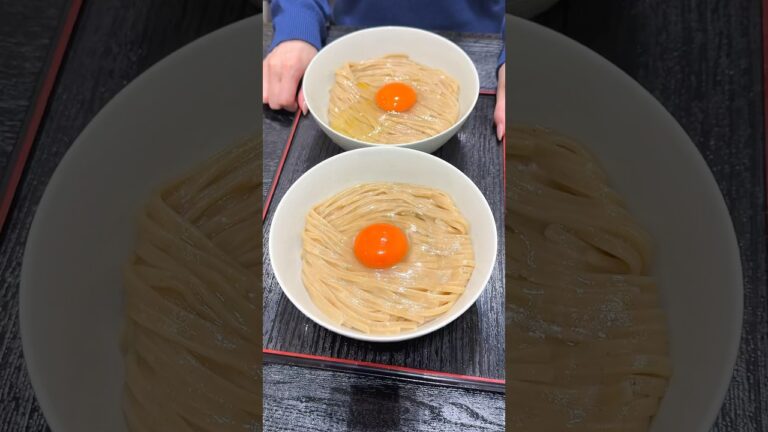 濃厚塩ダレを絡ませる大阪の名物冷やしラーメンが東京に上陸！卵黄を混ぜ合わせながら食べると箸が止まらない【桐麺：新宿】