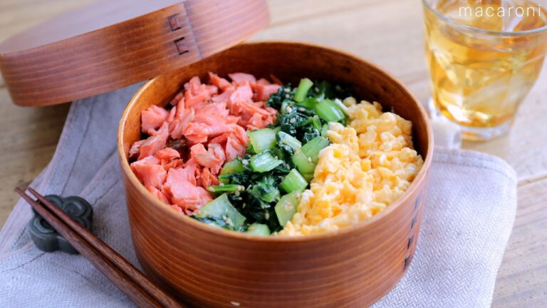 【鮭・卵・小松菜の彩り三色丼弁当】フライパンでパパッと完成！栄養バランス◎