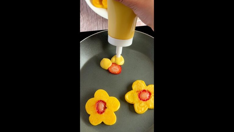 【ホットケーキミックス、そのまま焼くのちょっと待って！】いちごを置いて焼いたら、お花みたいで食べるのもったいない / Flower Shaped Pancakes