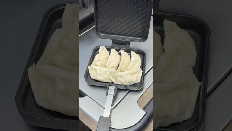 ホットサンドメーカーで挟むだけ！カリカリ食感がたまらない♡チーズ餃子 / Crispy Cheese Dumplings