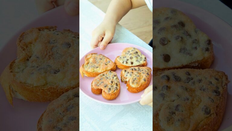 【おやつは毎日食パンでいい♡】塗って焼くだけで子どもが大歓喜！チョコチップメロンパン風トーストレシピ / Chocolate Chip Melon Pan-Style Toast