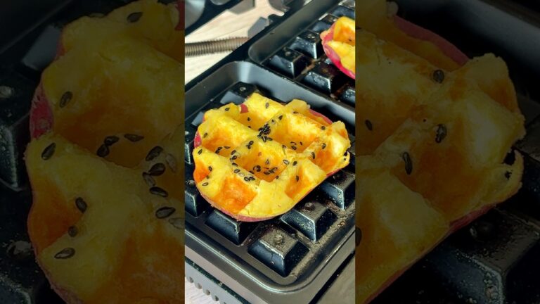 さつまいもはワッフルメーカーに「丸ごと挟むだけ」でカフェ級に化ける♡さつまいもワッフル / Sweet Potato Waffles さつまいもはワッフルメーカーに「丸ごと挟むだけ」でカフェ級に化ける♡さつまいもワッフル / Sweet Potato Waffles
