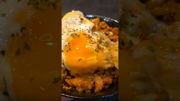 【こねない】とろとろ黄身とチーズが絡む悪魔のロコモコ丼🍚 #ズボラ飯 #飯テロ #簡単レシピ #時短レシピ